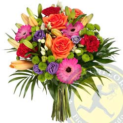 Colori in mazzo (Bouquet con gerbere rose arancioni e rosse, fiori di stagioni)
